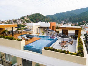 Walk to Everything, Modern Condo with 2 Bathrooms, Pool, Gym, BBQ